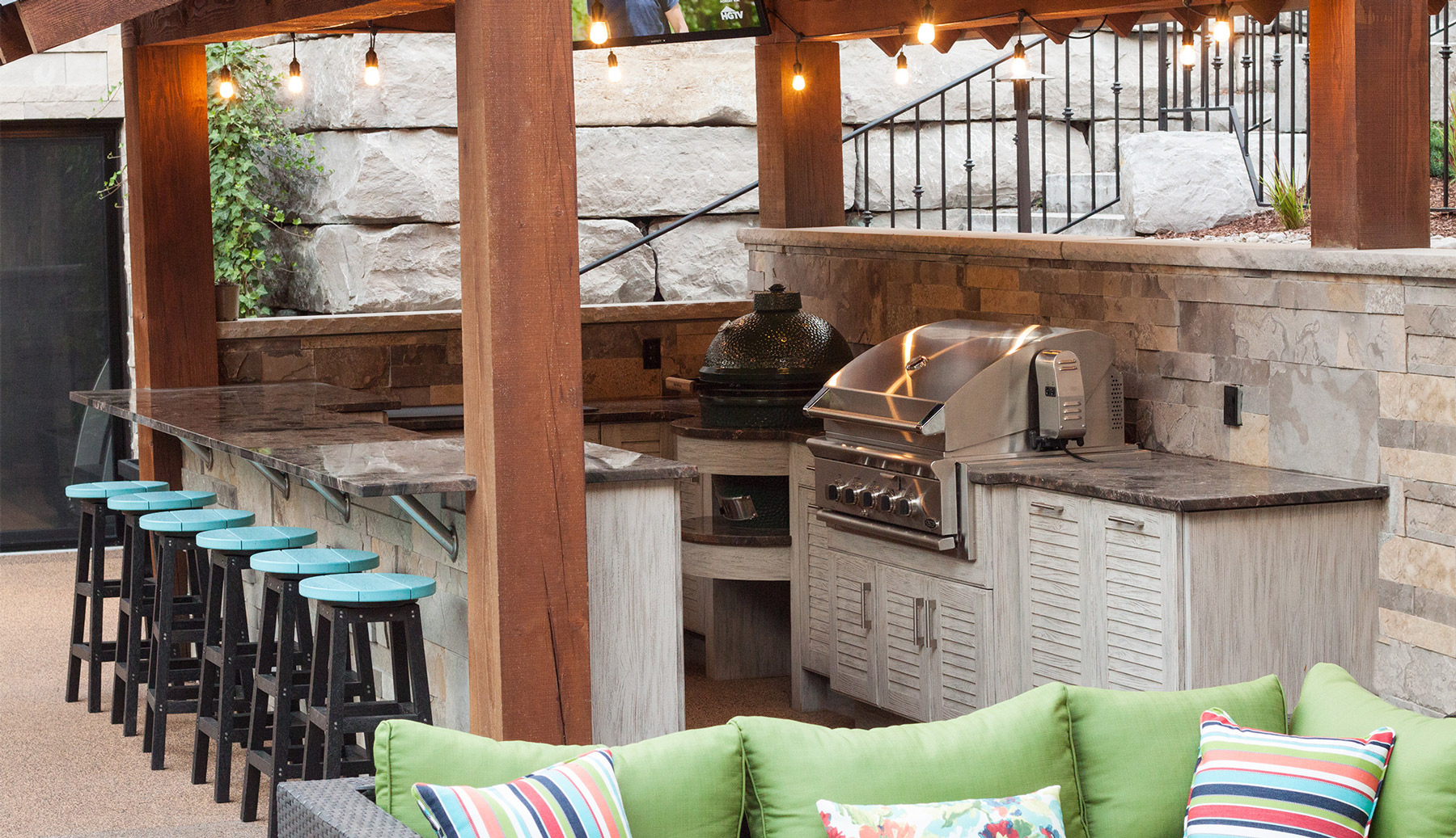 outdoor-bar-and-kitchen-with-shabby-chic-weathered-finish